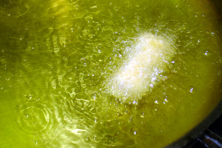 Croqueta frying