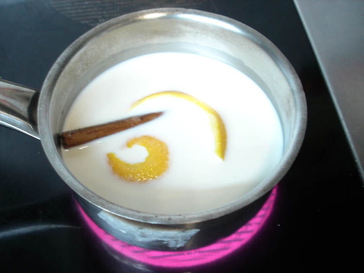 Torrijas hot milk