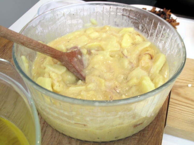Cayena eggs into potatoes