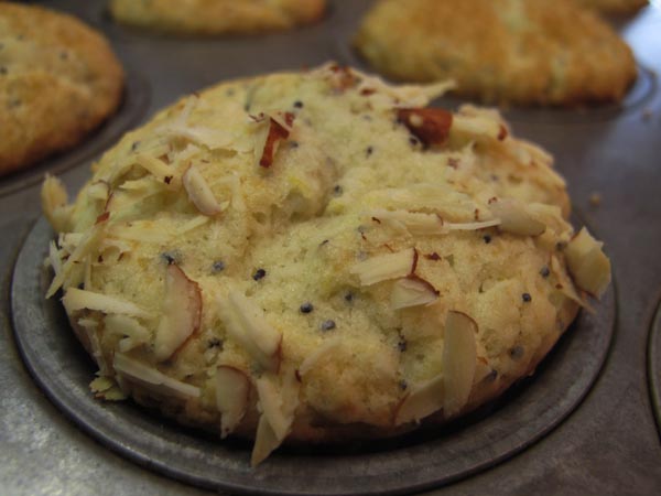 Poppy muffin with almonds