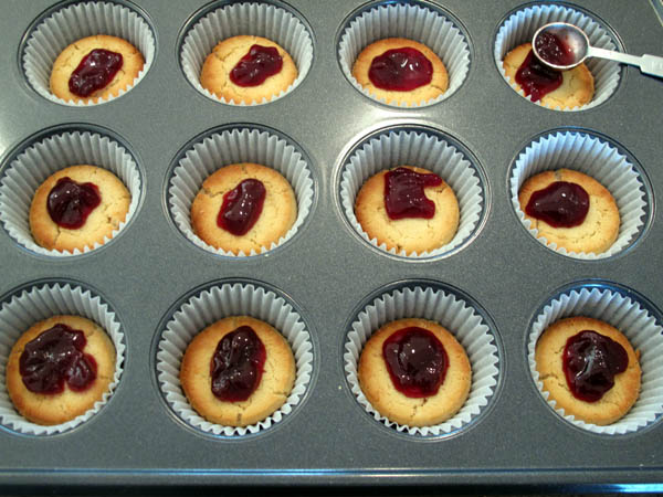 Mini Cheesecakes Cookie Jam Crust