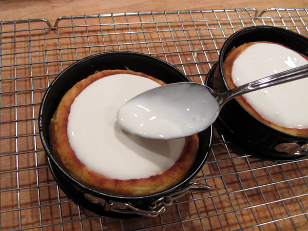 Cheesecake sour cream topping